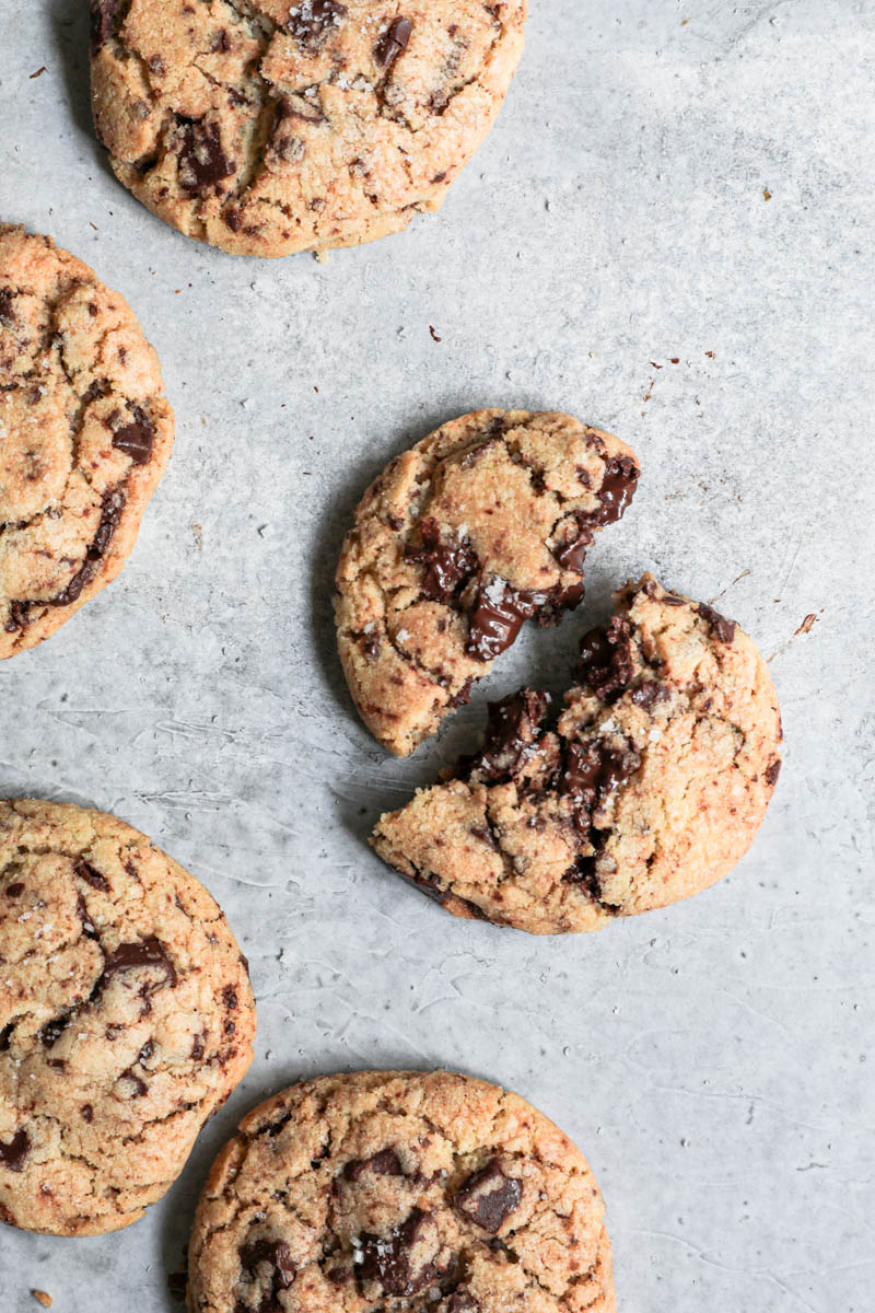 Plano aéreo de las cookies horneadas con una de ellas partida al medio
