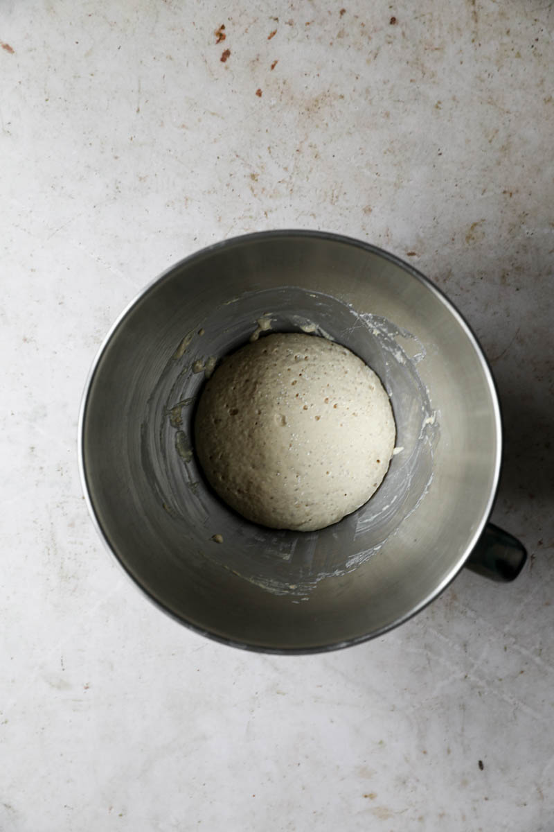 El fermento de la masa en un bol.