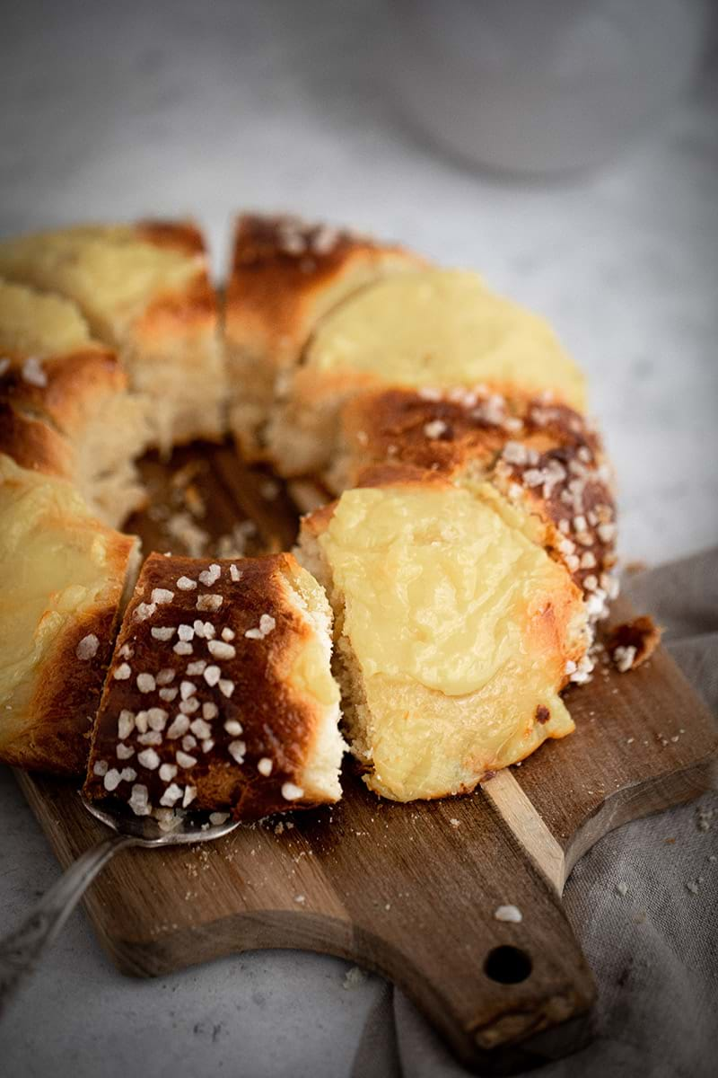 Easter bread wreath with a serving spatula taking out a slice on the inferior left side of the photo