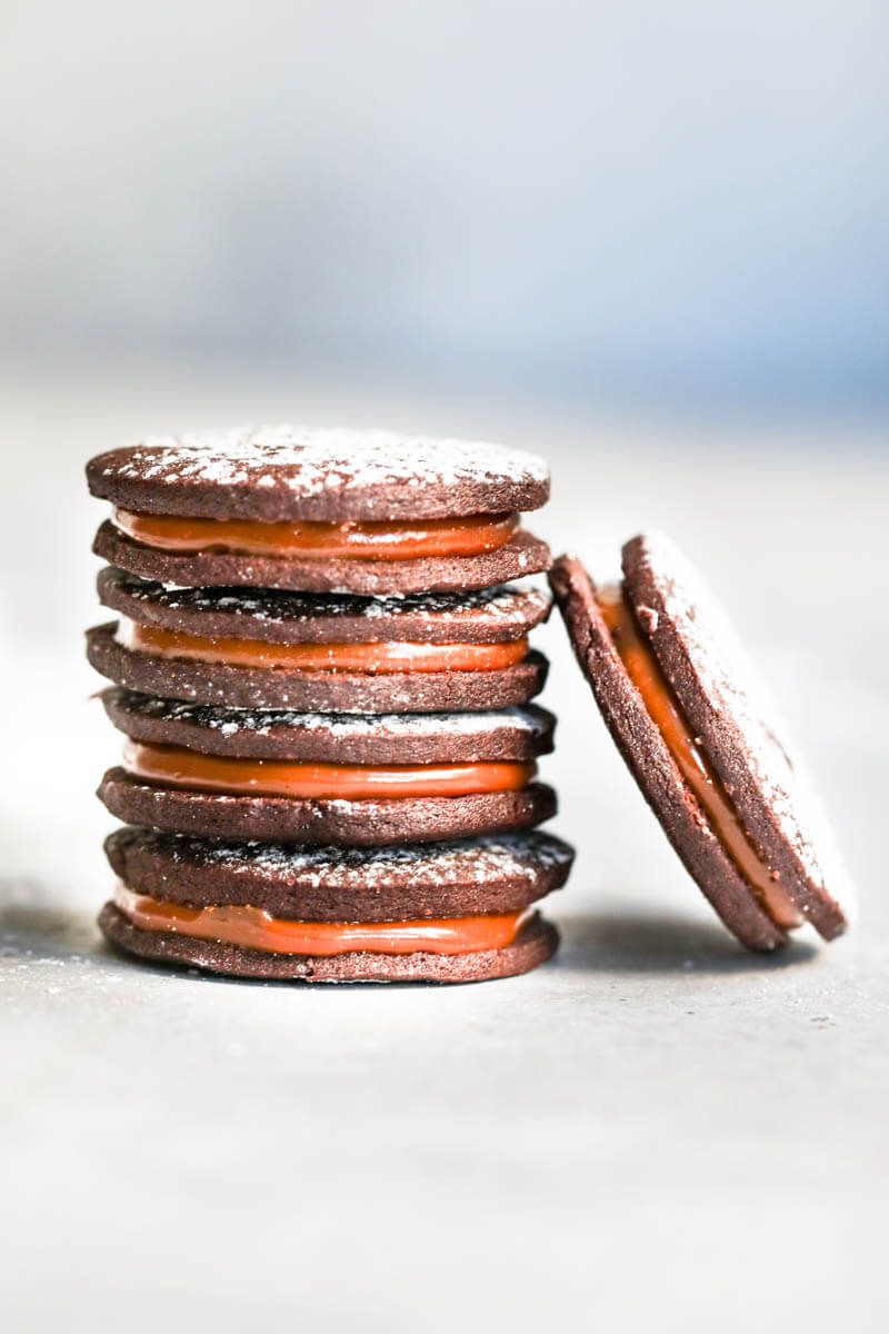 90° shot of a stack of 5 chocolate alfajores
