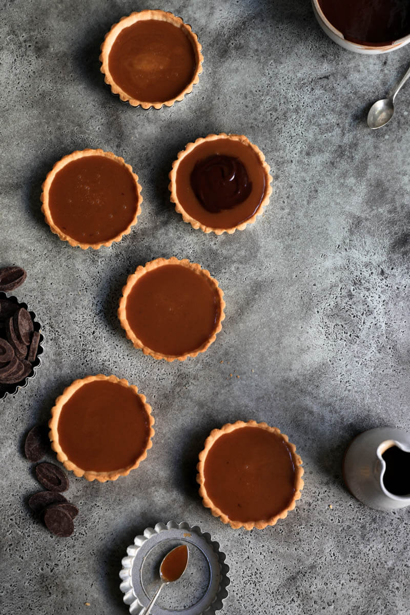 Overhead shot of the tartelettes filled with salted caramel