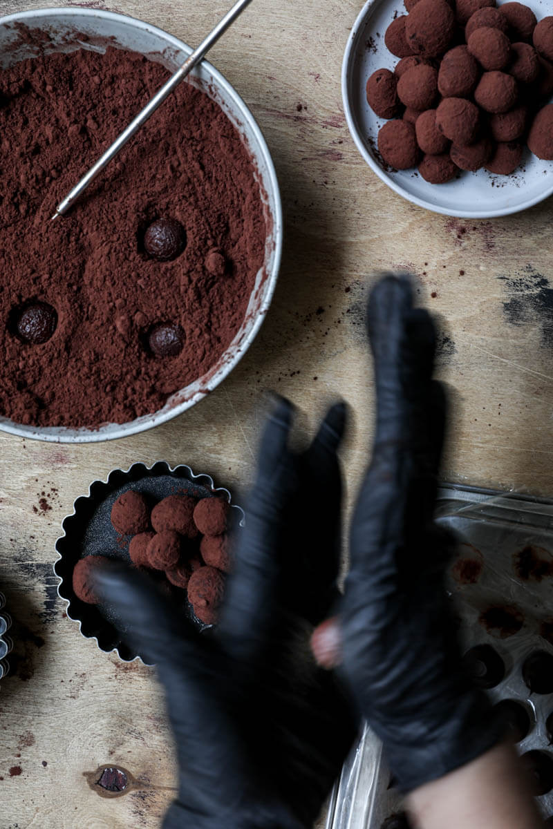 2 hands shaping a truffle