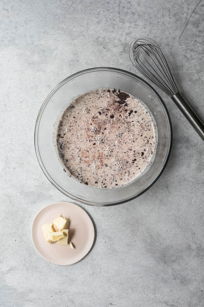 Glass bowl with chocolate shavings and cream