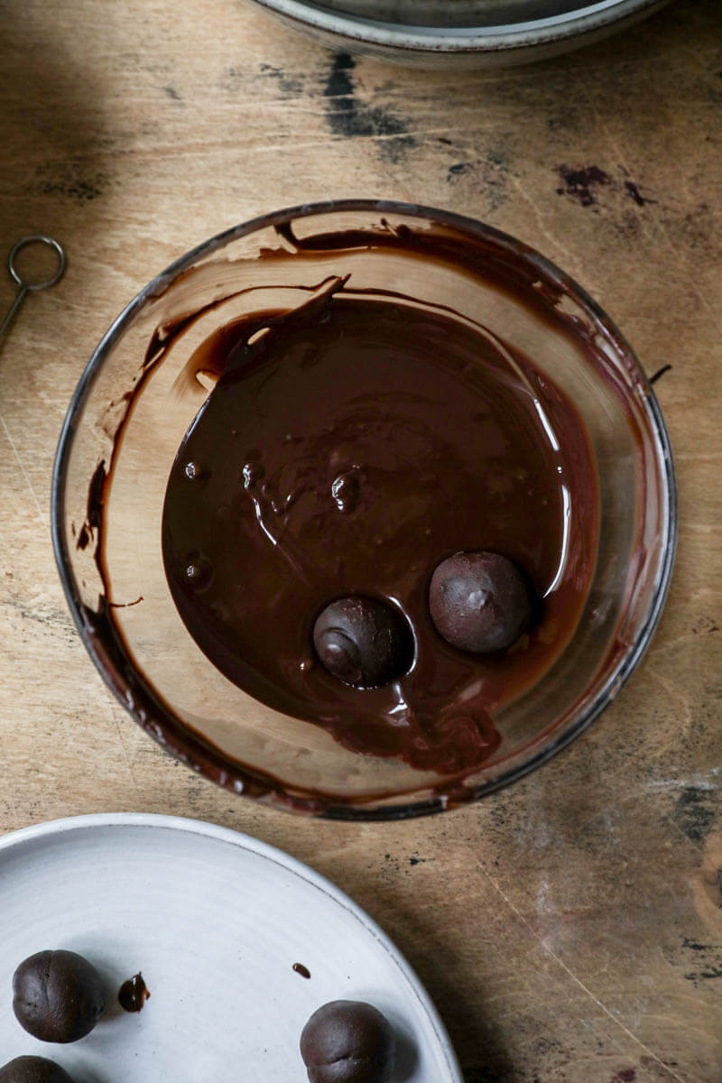 Bowl with tempered chocolate and 2 truffles inside
