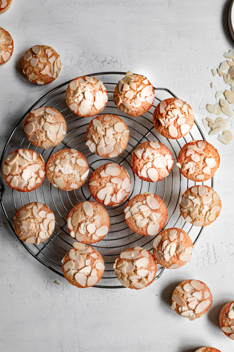 The financier cake on a round wire rack placed in a circular manner as seen from above.