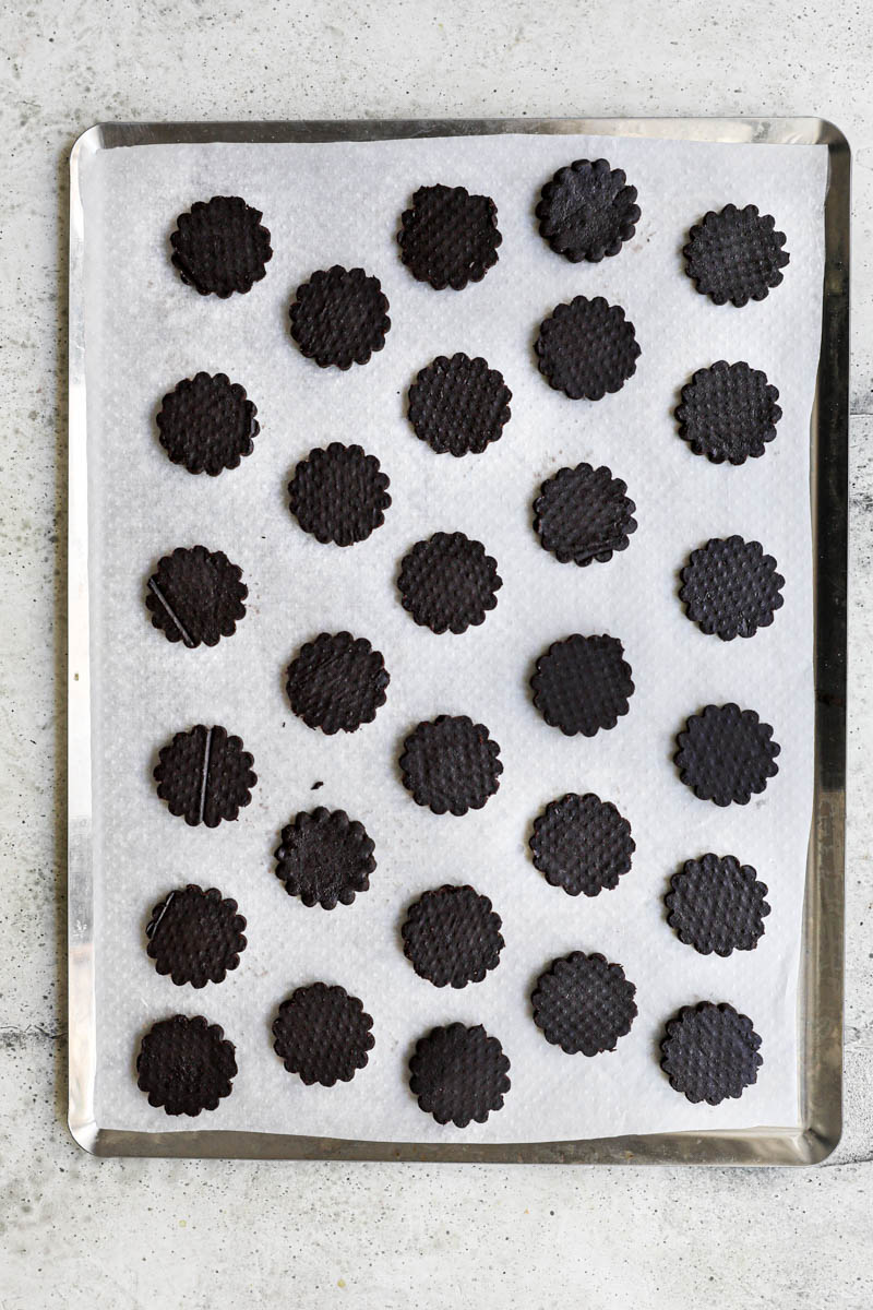 Shape and bake the homemade Oreo cookie: the Oreo cookies arranged on a baking tray ready to be baked.