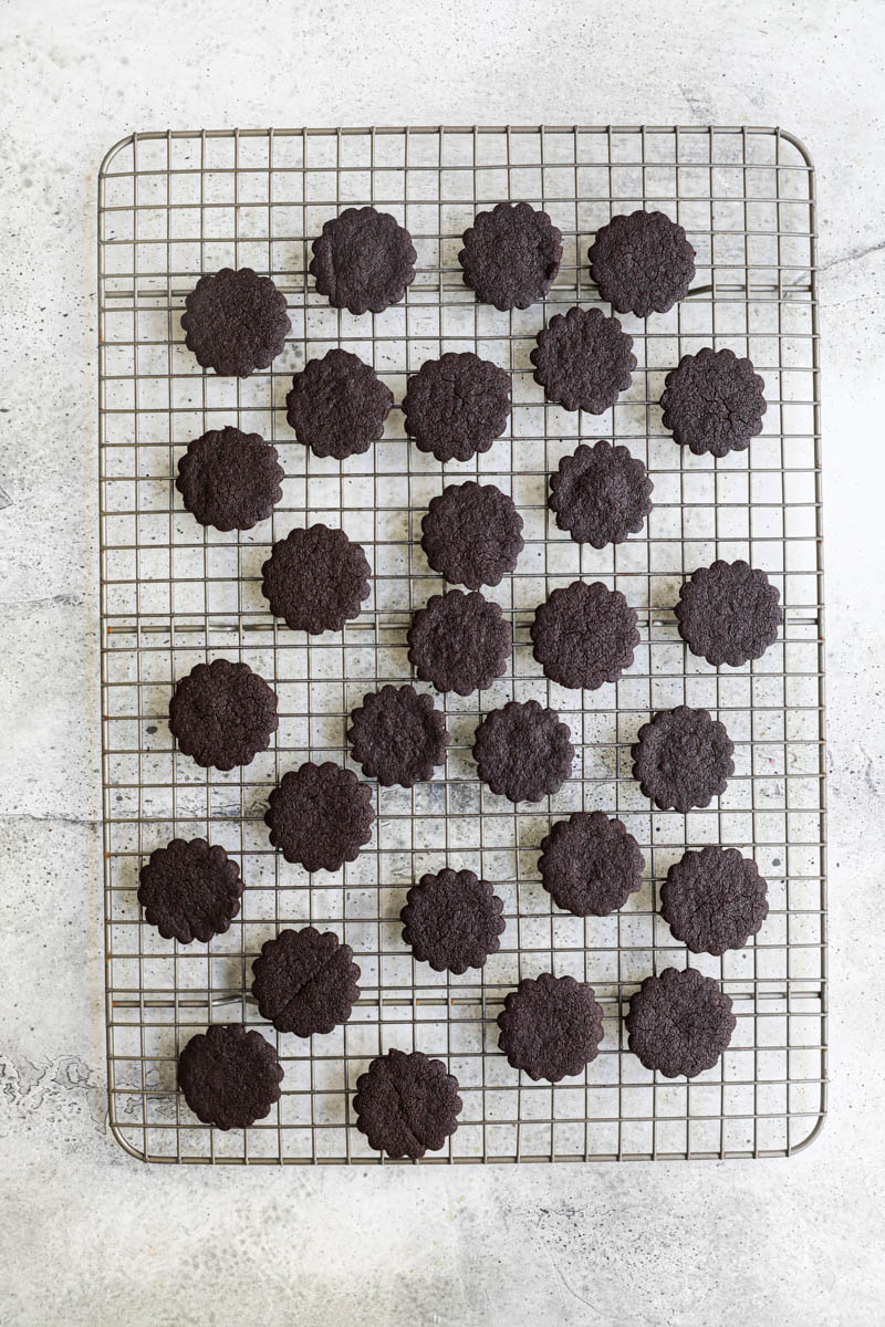  Assembly the homemade Oreo Cookies:  The baked Oreo cookies on a wire rack.