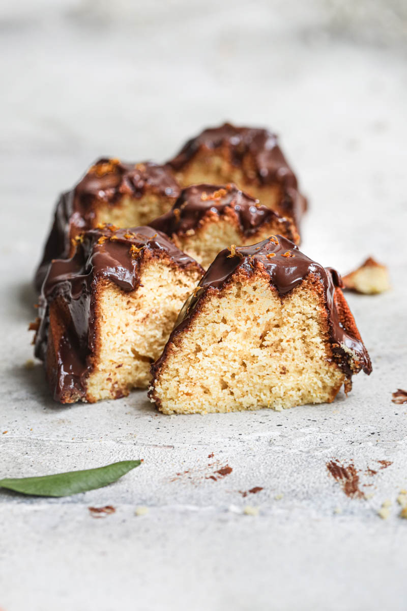 5 slices of mandarin orange Bundt cake arranged in a staggered manner as seen from the front.