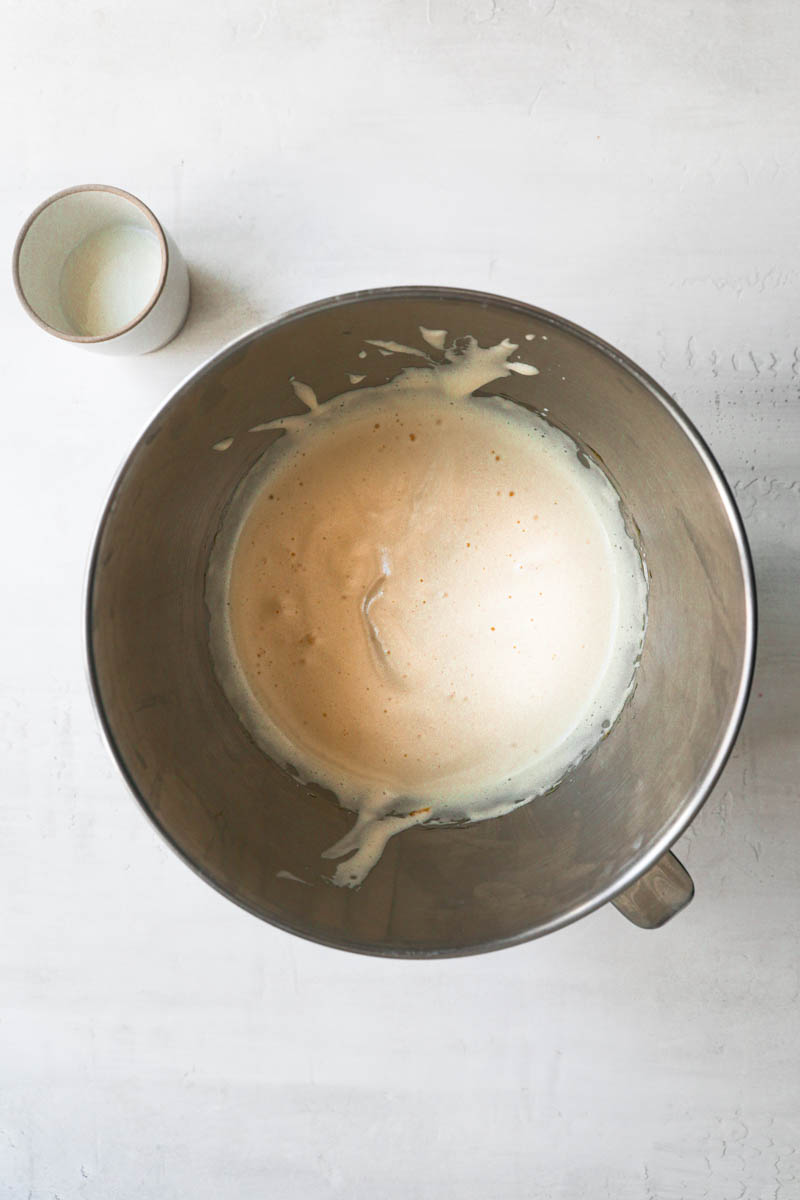 A bowl with the blanched eggs and sugar.