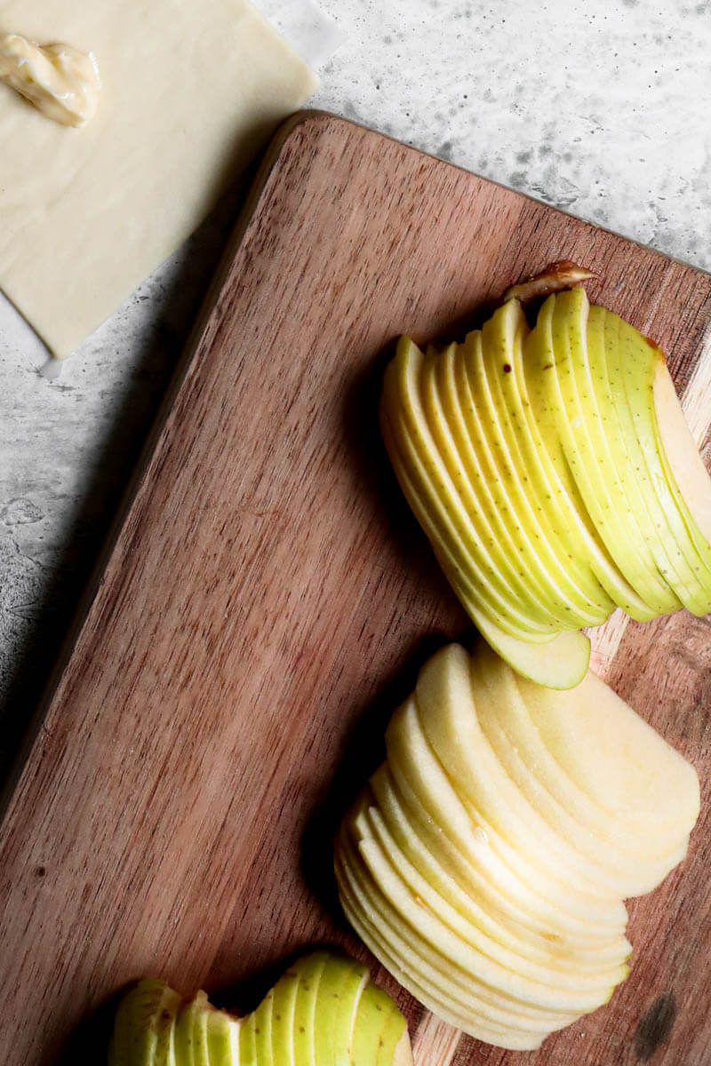 Overhead shot of the sliced apples on a wooden board