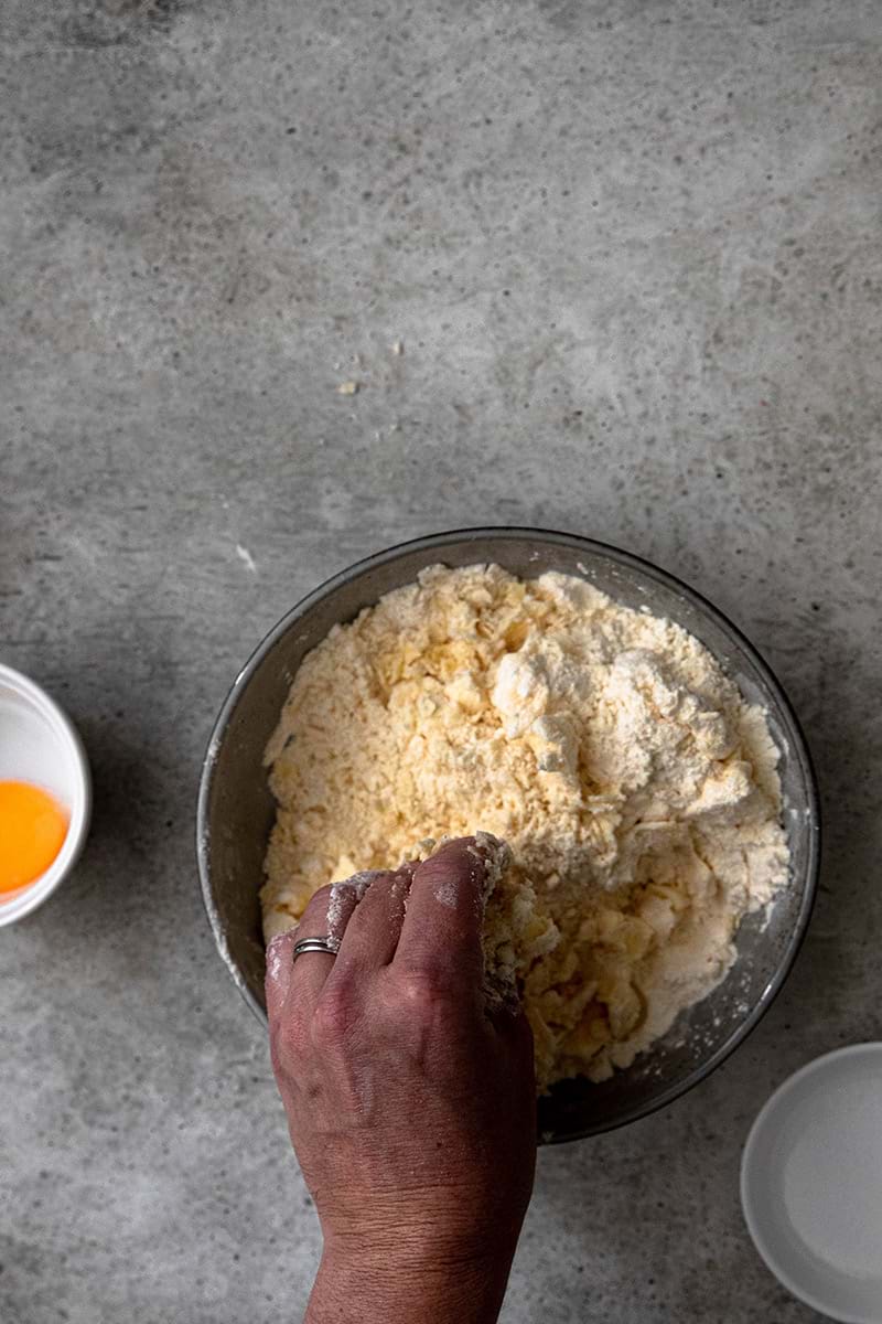 Breaking down the butter to obtain a breadcrumb consistency
