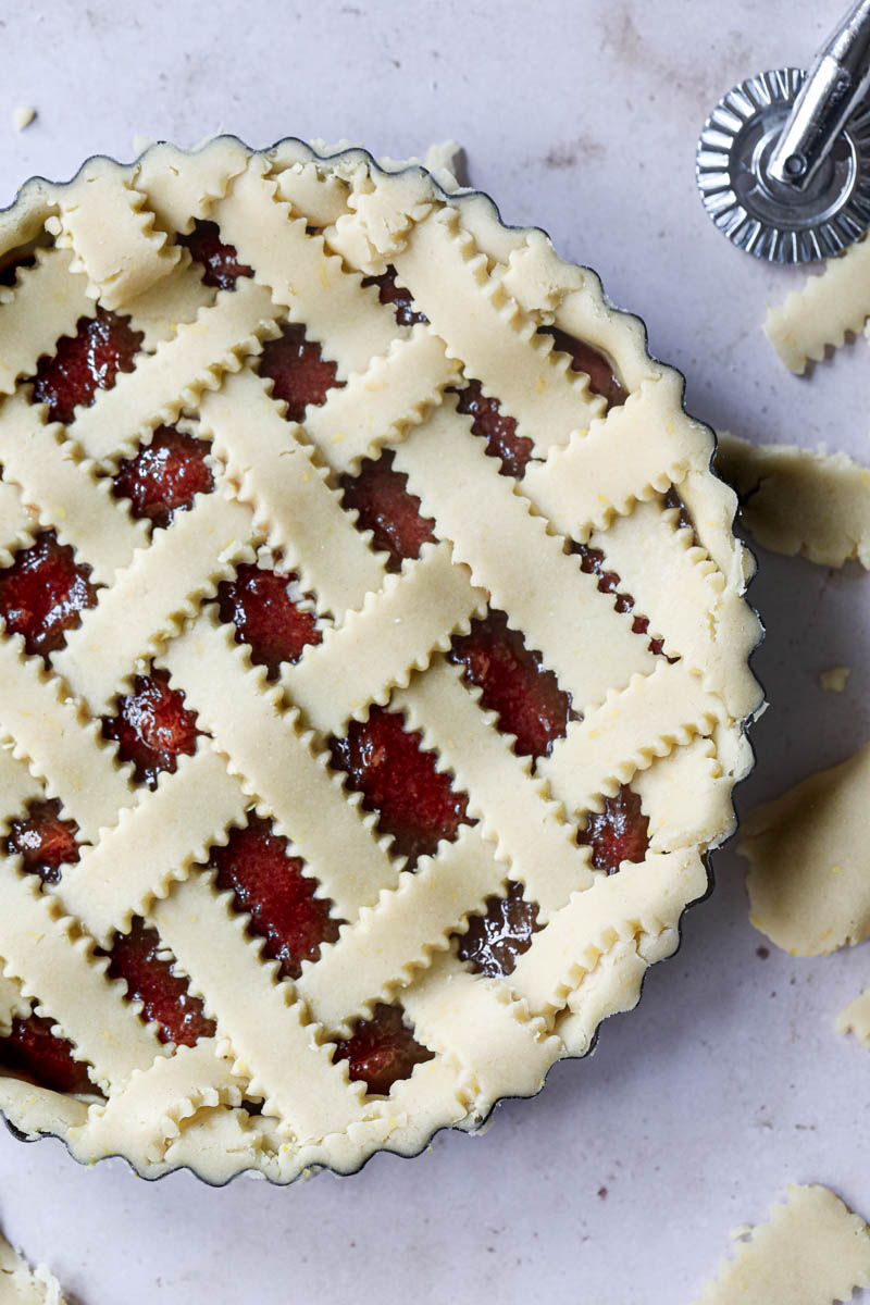 Closeup of the woven lattice top quince pie on the tart tin.