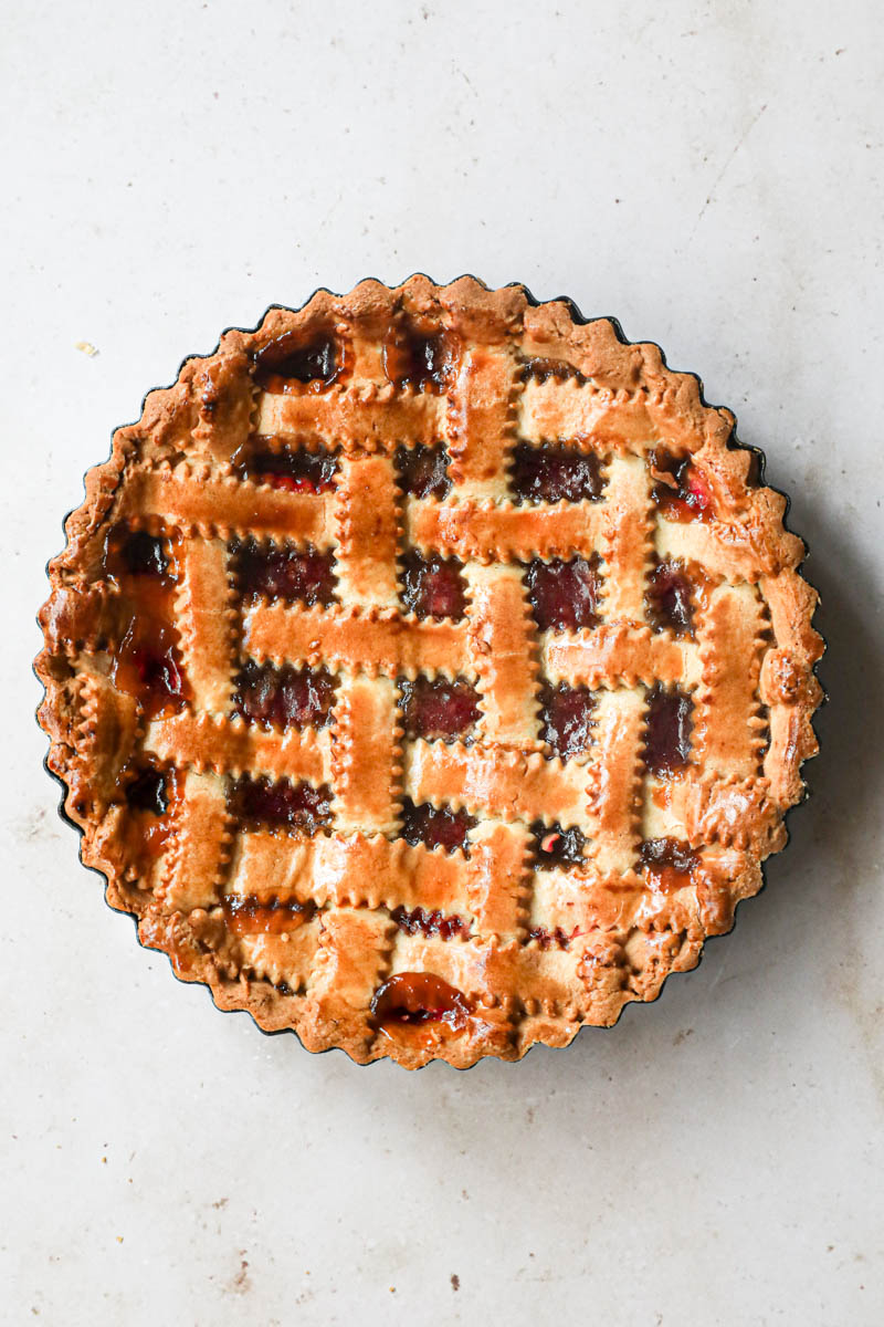 The baked quince pie inside the tart tin.