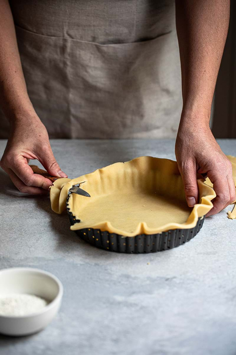 Action shot: cut out the edges of the shortbread curst with a knife