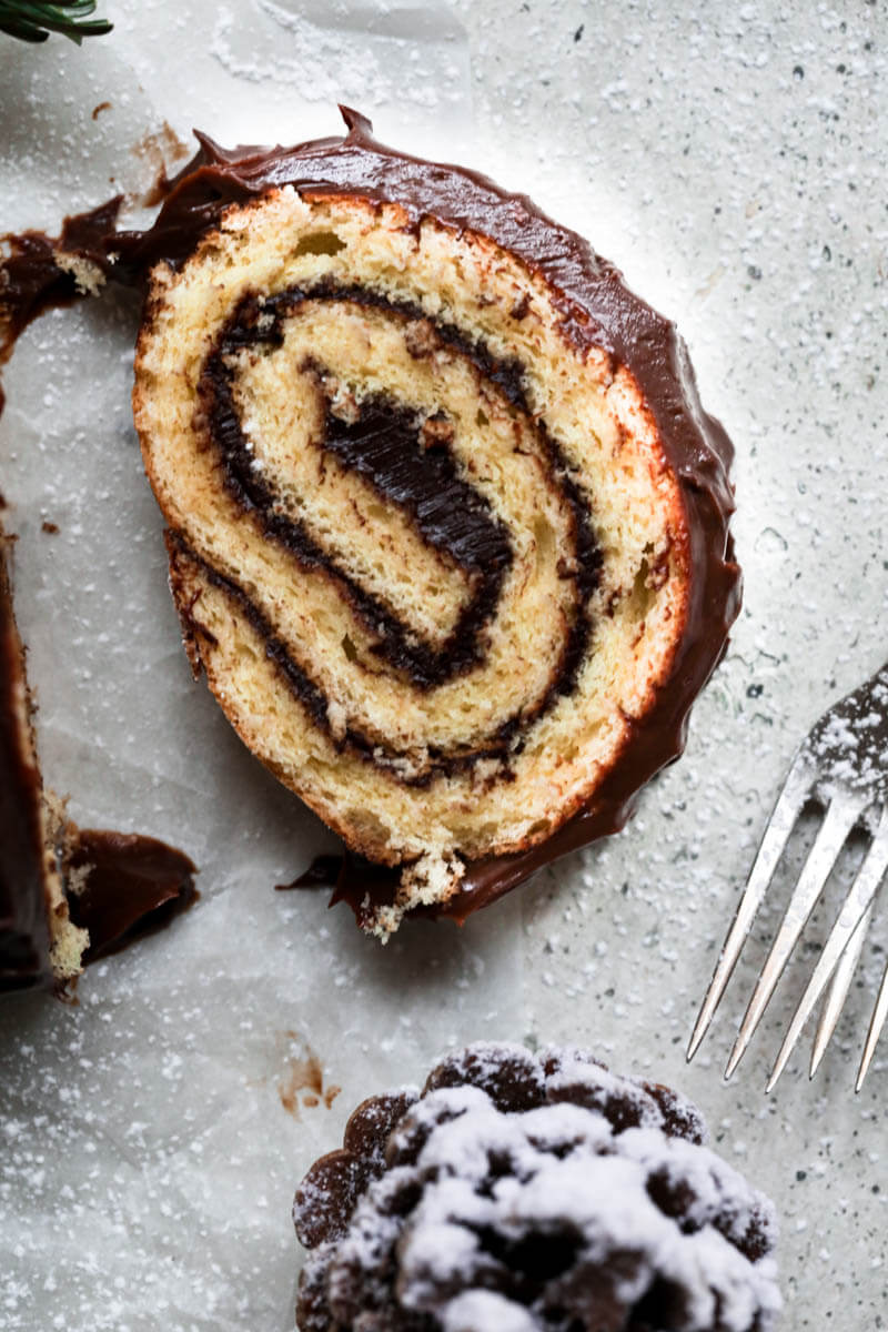 Chocolate Christmas Yule Log Cake (Bûche de Noël) - Belula